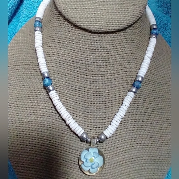 Blue Beads and White Beads Flower Floral Pendant Necklace Shell Silver vintage - Picture 1 of 4